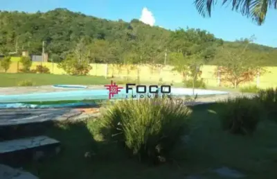 Excelente chácara com piscina / mobiliada / salão de jogos / 05 dormitórios com 2 suítes / 190 m² de construção / 2000 m² de terreno / jacareí - guararema