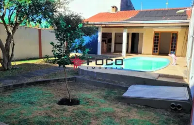 Excelente casa no jardim terras de são joão / 04 dormitórios sendo 03 suítes / piscina aquecida / área gourmet / 408 m² de terreno / 180 m² de área construída / jacareí