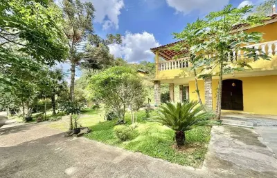 Cond jd colibri - rústica, 3 dorms, quintal e muito jardim!