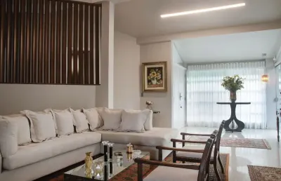 Casa  alto padrão mobiliada na praia brava de floripa – 2 quadras do mar