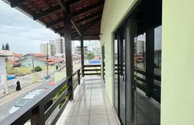 Casa belíssima, 04 dormitórios, 250m da praia, no centro, navegantes!
