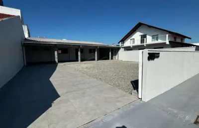 Casa 03 dormitórios sendo 01 suíte, 250m da praia, r$950.000,00, centro, navegantes/sc!