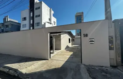 Casa 02 dormitórios, com edicula de 2 dormitórios, r$780.000,00, centro, navegantes/sc!