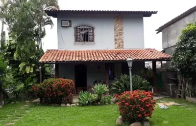 Próxima a escolas, supermercados, praias e com fácil acesso ao transporte público.