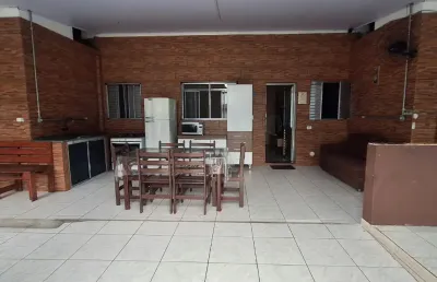 Casa com 2 dormitórios sendo 2 suítes e com piscina a 600m da praia