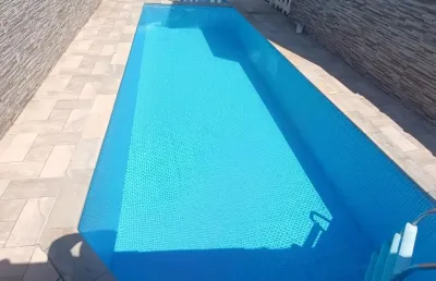 Village com 2 dormitórios com churrasqueira e piscina, pe na areia