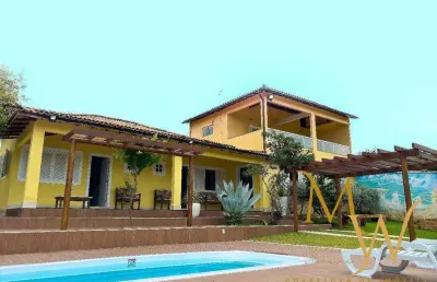 Casa de alto - um refúgio privativo com 3 residências e muito verde.