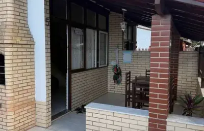 Casa em condomínio no peró -  3 quartos, varanda e a 2 minutos da praia.