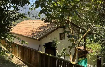 Casa a venda localizada na pedra riscada com vista para várias montanhas.