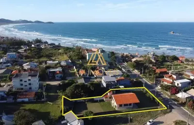 Ótima casa localizada a poucos metros da praia da ribanceira.