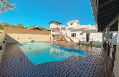 Casa apta a financiamento com piscina, à 500 metros da lagoa de ibiraquera