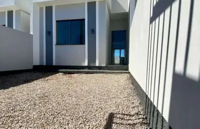 Casa com dois dormitórios, sendo uma suíte - nova descoberta