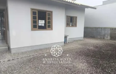Casa com dois dormitórios, sendo uma suíte - universitário