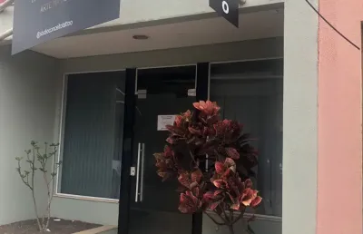 Vendo sobrado residencial ou comercial na região central, com 2 dorms, 2 salas