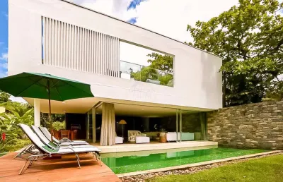 Casa com arquitetura contemporânea e lazer completo na praia da baleia – à venda