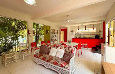 Casa exclusiva com natureza e lazer na praia de barra do una