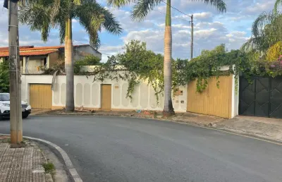 Vende-se terreno amplo/casa antiga | bairro são josé – montes claros/mg