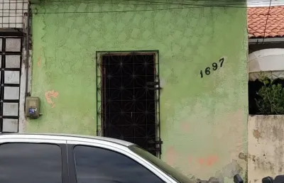 Vendo casa na rua eusébio de queiroz, no bairro montese