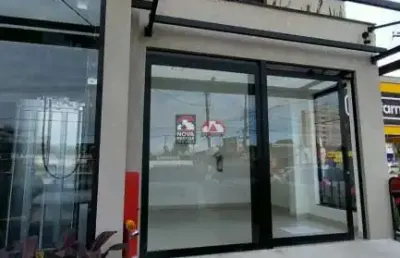 Sala comercial nova com wc, excelente localização no centro de caraguá