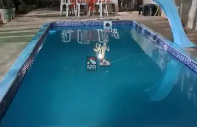 Chácara de 8 mil m². repleta de árvores frutíferas e com piscina e churrasqueira.