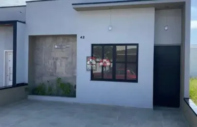 Casa em condomínio fechado com 3 dormitórios e piscina!