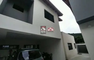 Sobrado novo à venda em bairro seguro, tranquilo e residencial em caraguatatuba, 3 suítes