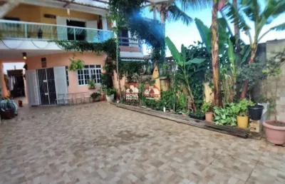 Sobrado à 250 metros da orla com 3 suítes na frente + sobrado 2 suítes no fundo na praia massaguaçú / caraguatatuba - são paulo