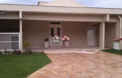 Casa com três dormitórios sendo com piscina, areá gourmet