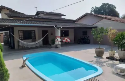 Linda casa com piscina, moderna próximo à melhor praia de caraguatatuba - martim de sá!