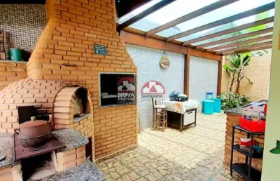 Encantadora casa de praia com jardim, lazer, piscina, e sustentabilidade e conforto a 350m da praia de capricórnio