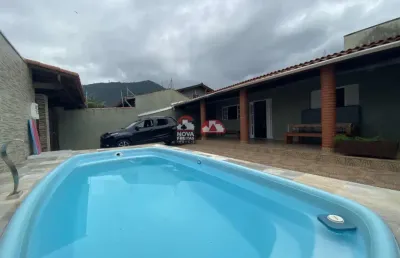 Casa de praia com piscina na região central de caraguá