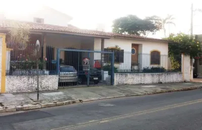 Oportunidade na região central ? terreno amplo com 270m² de área construída!