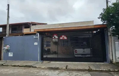 Excelente casa no coração do bairro, próximo a comércios, ponto de ônibus, etc.