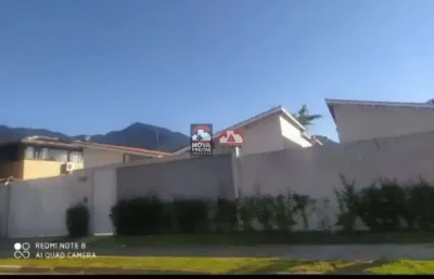 Casa em condomínio fechado em caraguatatuba no bairro massaguaçu