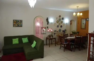 Casa com 3 quartos para alugar na Praça Leonidia Scavone, 62, Centro, Jacareí