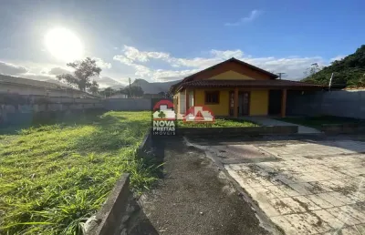 Casa com quatro dormitórios, área gourmet e estacionamento para mais de quatro carros