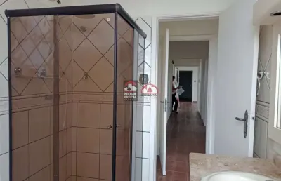 Espaço e elegância; apartamento amplamente iluminado