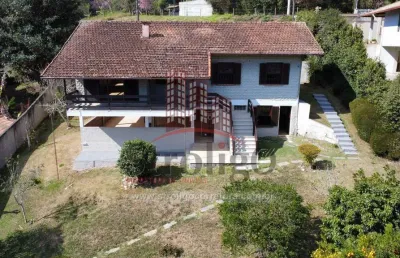 C525 espetacular casa com área de lazer e amplo terreno, localizado a 4 km do centro da cidade, nova friburgo-rj