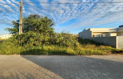 Ótimo terreno em balneário piçarras, bairro itacolomi, rua pavimentada. 