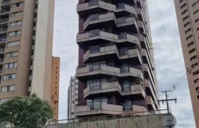 Amplo apartamento no cabral com 3 vagas individuais e 438m² no total sendo 310m de área exclusiva e conforto,.