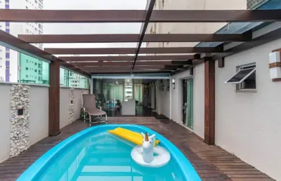 Lindo apartamento no primeiro andar com piscina coberta no pioneiros