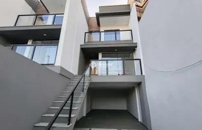 Casa com 2 suítes, 2 vagas de garagem, quintal e 118,60 m² de área construída a venda no bairro conforto, volta redonda/rj