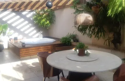 Casa de alto padrão, com jacuzzi privativa, em condomínio exclusivo
