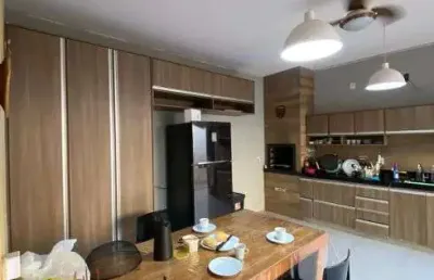 Casa à venda com churrasqueira, espaço amplo, 3 suítes e ótima localização em rio verde - go