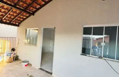 Casa à venda com ótima localização, 3 quartos e cômodos espaçosos em rio verde - go