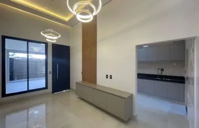 Casa à venda em rio verde - go com churrasqueira, armários e espaço amplo