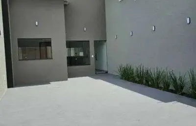 Casa à venda com pé direito alto, espaço confortável, 3 quartos e garagem ampla em rio verde - go