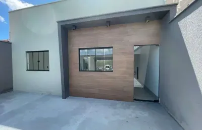 Casa à venda em rio verde - go com espaço amplo, quintal, 3 quartos e cômodos bem planejados