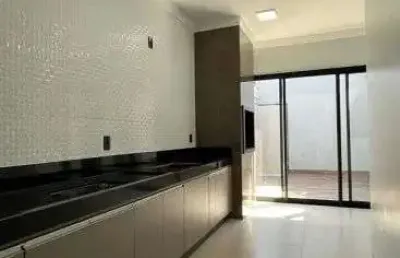 Casa à venda em rio verde - go com área gourmet com churrasqueira, quintal e 3 quartos