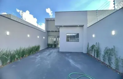 Casa á venda com quintal, 3 quartos, espaço amplo e acabamento moderno em rio verde - go